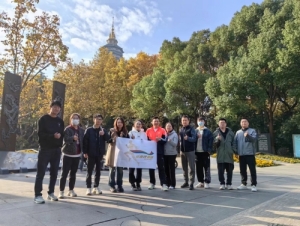 跑步讓身體薄一點(diǎn)，讀書讓思想厚一點(diǎn)。